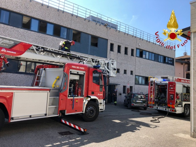 Como, prende fuoco il distributore di bevande in un’azienda: pronta reazione dei dipendenti