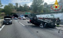 Traffico congestionato sull'A9: prima un incidente, poi un'auto prende fuoco