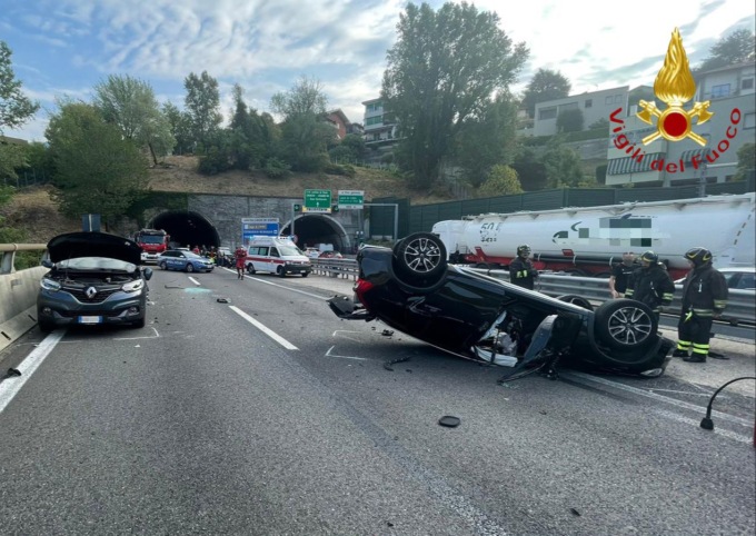Traffico congestionato sull’A9: prima un incidente, poi un’auto prende fuoco