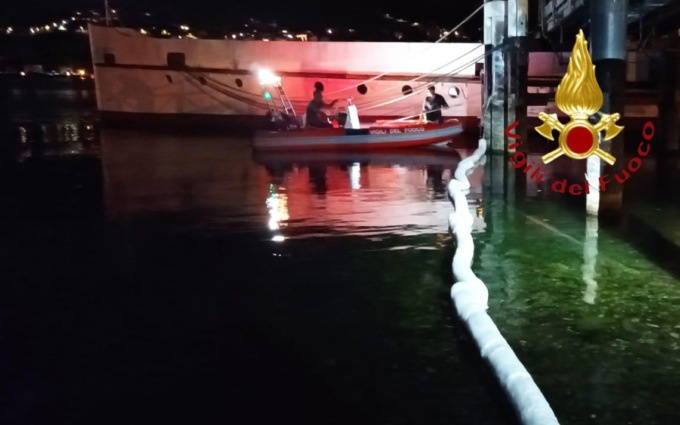Como, sversamento di idrocarburi nel lago lungo la passeggiata di Villa Olmo