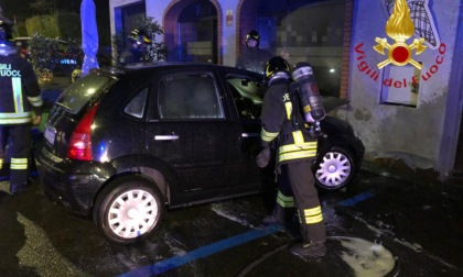 Auto in fiamme a Cantù: intervento dei Vigili del fuoco
