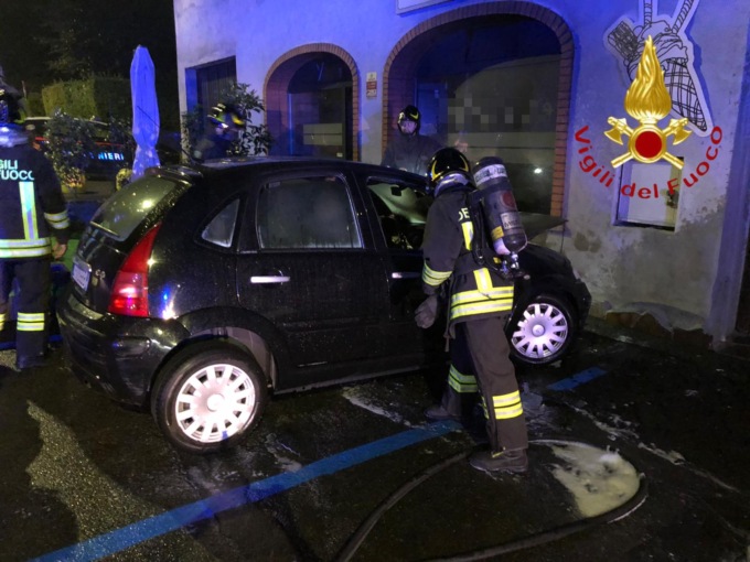 Auto in fiamme a Cantù: intervento dei Vigili del fuoco
