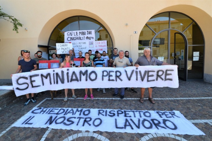 Coltivatori e sindaco in piazza contro gli animalisti fantasma