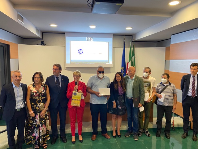 Il service Lions “LETIsmart VOCE” arriva a Como: il bastone dei non vedenti diventa parlante e la città accessibile