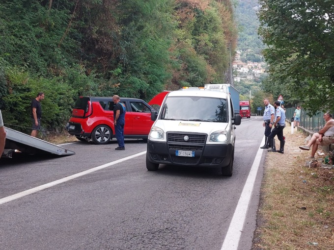 Frontale sulla Arosio-Canzo, strada bloccata per ore