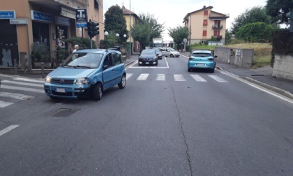 Scappa da un posto di controllo e provoca un incidente: era senza patente