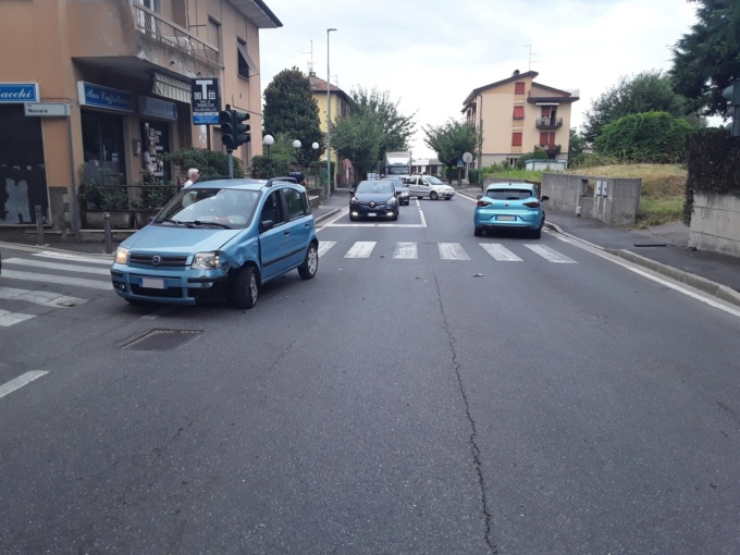 Scappa da un posto di controllo e provoca un incidente: era senza patente