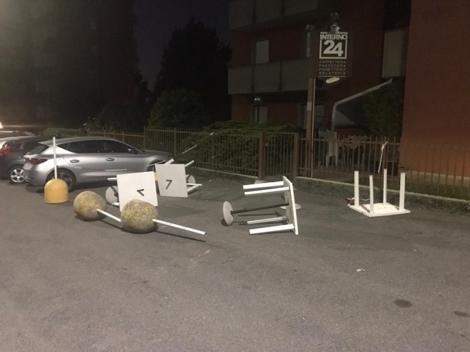Baby gang a Mirabello: presi a calci i tavoli del bar