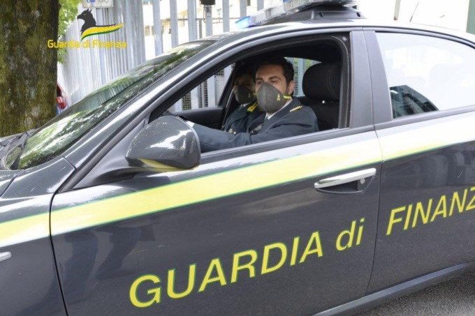 Scoperti 17 lavoratori in nero e 2 irregolari: sospese diverse attività comasche