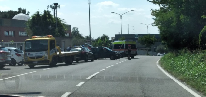 Scontro auto e moto a Cantù, soccorsi in codice giallo