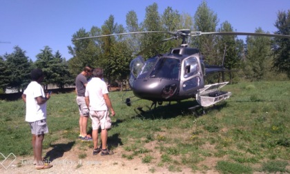 Pilota si perde e atterra con l'elicottero al parco Custera per chiedere indicazioni
