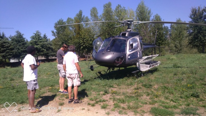 Pilota si perde e atterra con l’elicottero al parco Custera per chiedere indicazioni
