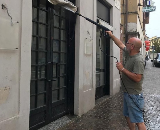 Incuria in Pianella a Cantù… a pulire ci pensa un cittadino FOTO