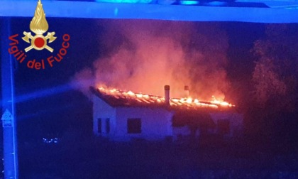Maxi incendio sul tetto di un'abitazione a Capiago