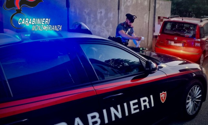 Spacciatore canturino fermato a Giussano: prima del controllo prova a disfarsi della droga, ma dietro c’è un carabiniere