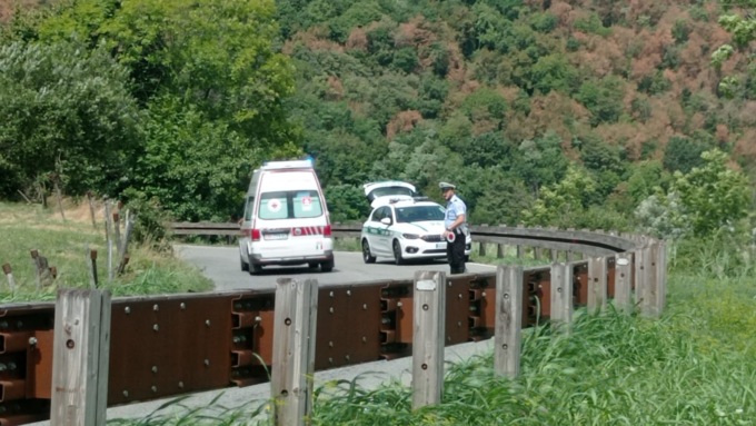 Esce di strada e colpisce il guardrail, 16enne portato via in elisoccorso