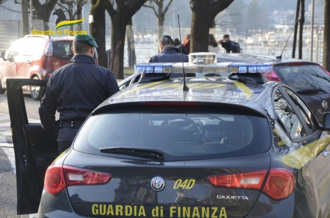 La coppia della truffa: ingannavano gli investitori, confiscati dalla Finanza 3,4 milioni
