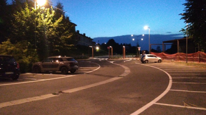 Spara con la carabina ad aria compressa per “cacciare” i ragazzi che disturbano