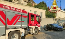 Perde il controllo del veicolo e finisce contro un'auto in sosta