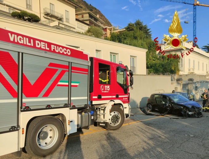 Perde il controllo del veicolo e finisce contro un’auto in sosta