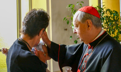 Il neo Cardinale Oscar Cantoni torna a Como e visita il luogo dell'uccisione di Malgesini
