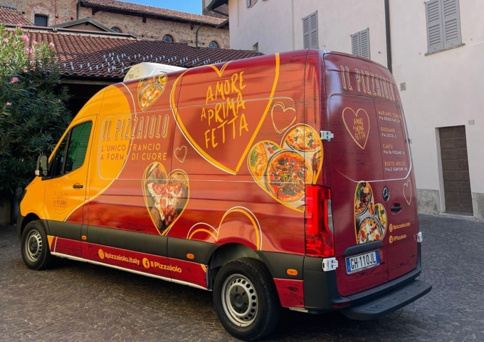 Imprenditore di Mariano dona pizza e pane alla Caritas FOTO