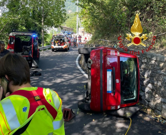 Auto si ribalta a Montemezzo: un anziano estratto dalle lamiere