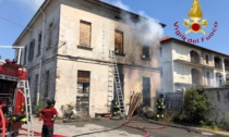 Brucia un fabbricato a Fenegrò, un pompiere finisce all'ospedale