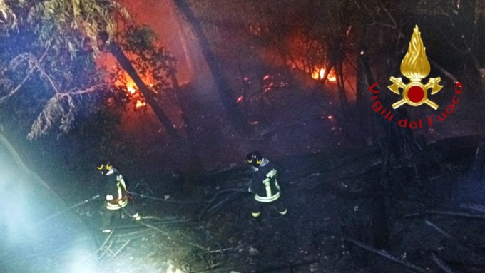 Maxi incendio a Como: chiusa al traffico via Torno