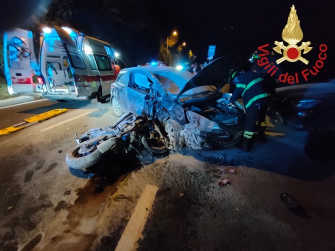 Incidente a Brienno: i mezzi prendono fuoco e i passanti spengono l’incendio SIRENE DI NOTTE