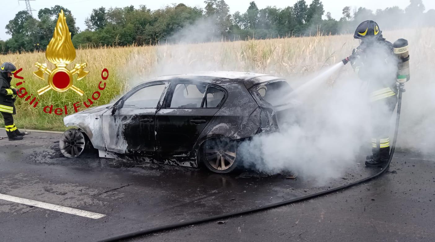 Auto incendiata a Fenegrò