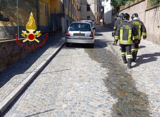 L’auto perde benzina dal serbatoio: intervengono i Vigili del Fuoco
