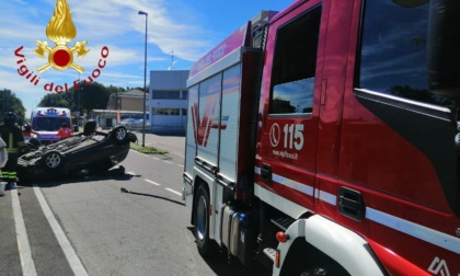 Auto si ribalta a Tavernerio in un incidente: non ci sono feriti