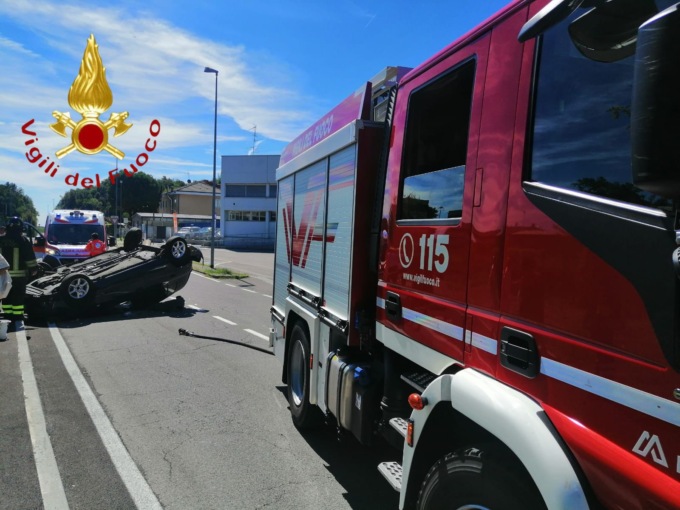 Auto si ribalta a Tavernerio in un incidente: non ci sono feriti