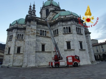 Sul tetto del Duomo per scattare foto e video: due ragazzi denunciati