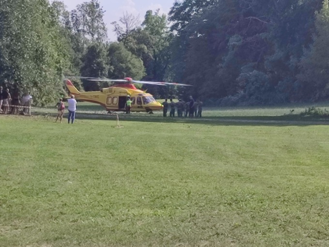 Uomo cade in una roggia mentre fa pipì, interviene anche l’elisoccorso
