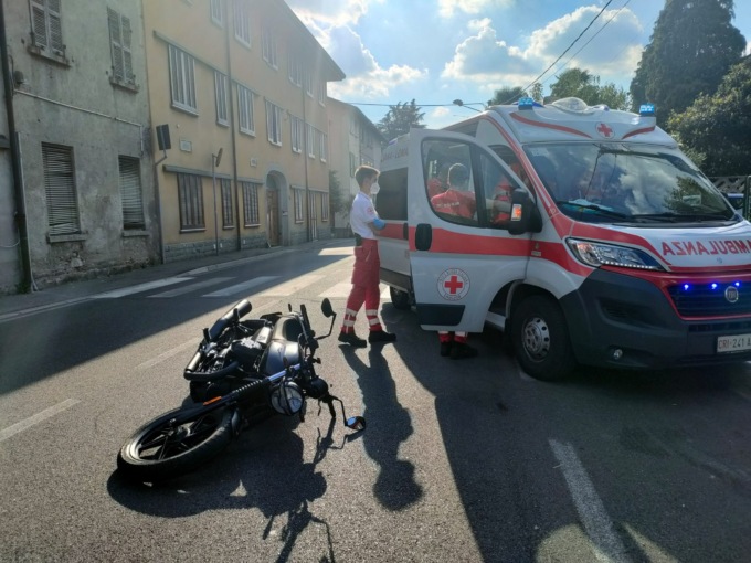 Scontro tra auto e moto a Bregnano