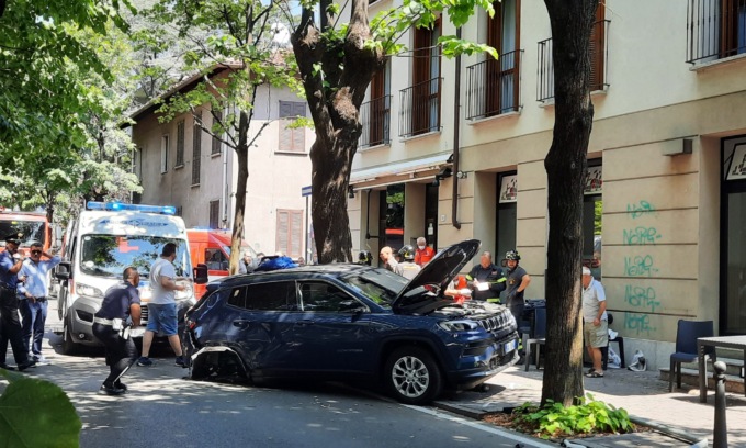 Auto travolge i tavolini del bar