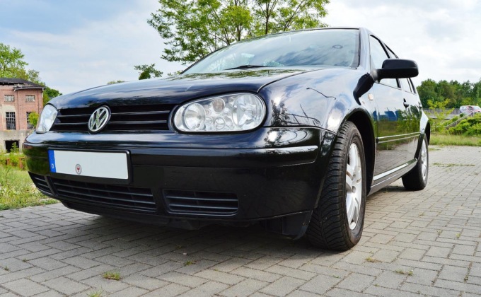 Giovane comasco piomba sulla folla con l’auto, poi rischia il linciaggio