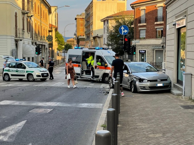 Incidente ad Erba violento impatto tra due auto: il video