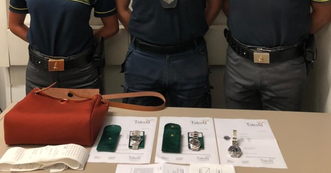 Sequestrati tre orologi di lusso al valico di Oria Valsolda