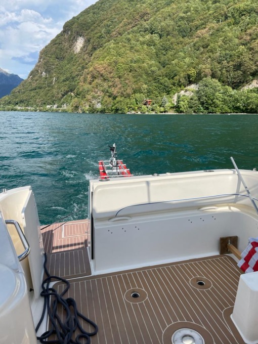 Raffiche di vento sul lago: recuperata una turista