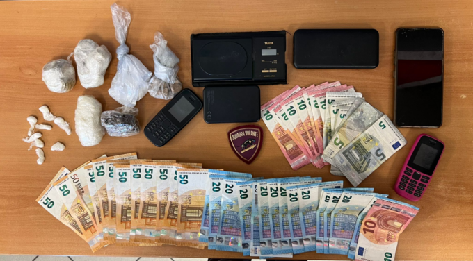 Droga nei boschi: scappando dalla Polizia spacciatore cade in un canale, poi prende a pugni un poliziotto
