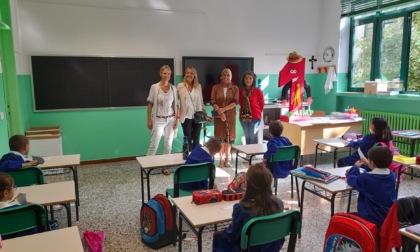 Primo giorno di scuola a Cantù: gli assessori salutano gli studenti FOTO