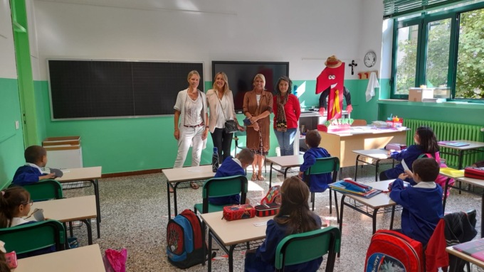 Primo giorno di scuola a Cantù: gli assessori salutano gli studenti FOTO