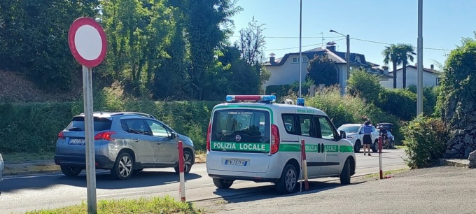 Inverigo, auto si ribalta in via Don Gnocchi