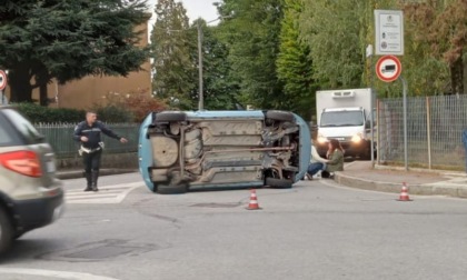 Incidente alla rotonda: auto ribaltata a Cantù
