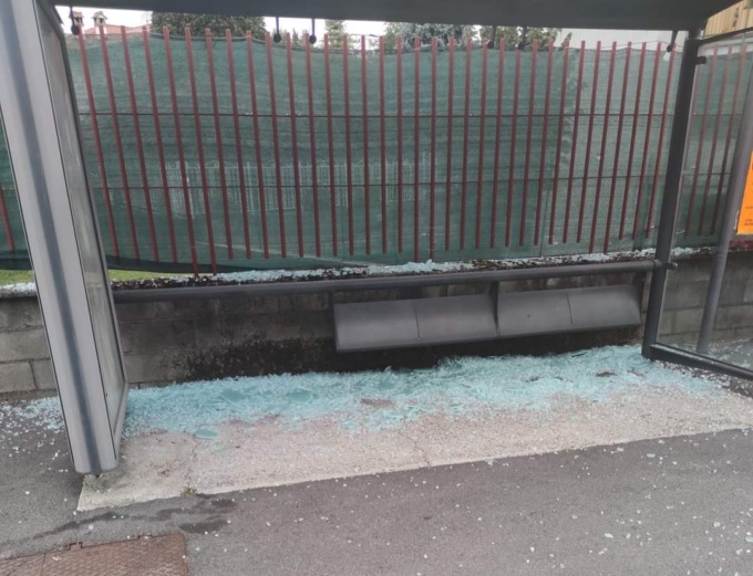 Vetro della pensilina in frantumi, studenti feriti dalle schegge