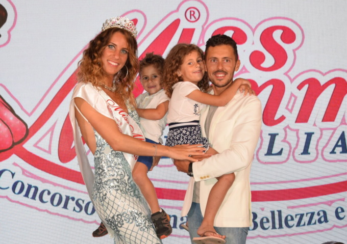 Miss Mamma Italiana 2022: la canturina Carolina Bossi conquista la corona
