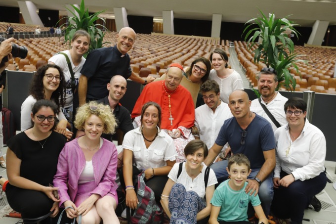 Il cardinale Cantoni insieme ai giovani di Maccio